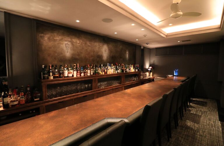 ゆったりと座れるカウンター | 関内のバーならBar.Lucid by The Bar CASABLANCA 